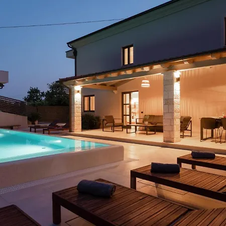 Modern Molindrio With Pool In 빌라