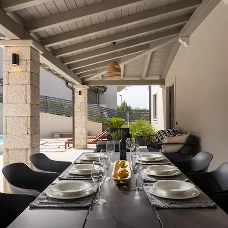 Modern Molindrio With Pool In Porec